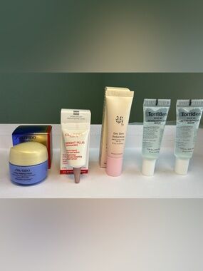 New, unused & authentic skincare MiNi SET.Assorted Beauty Products